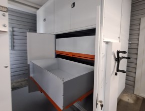 Оборудование мастерской передвижными стеллажами разноформатного содержания