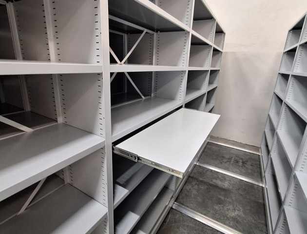 Передвижные стеллажи с выдвижными полками