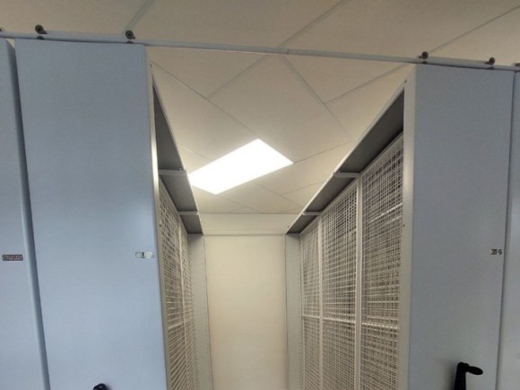 Антиопрокидыватель для мобильный стеллажей